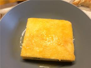 蛋液倒在一个能放进吐司的盘子里，将夹好的吐司两面都裹上鸡蛋液，四个边用勺子或刷子也涂上蛋液