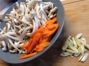 白玉菇、蟹味菇去掉根部洗净，轻轻挤去多余水分，胡萝卜切薄片，蒜切蒜片。
