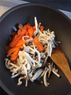 起锅热油下入蒜片煸至金黄后，下入蘑菇和胡萝卜