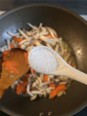 翻炒两分钟后加盐调味