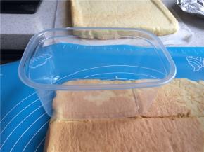 烤制一个喜欢的蛋糕胚，戚风、海绵蛋糕都可以，将蛋糕胚切成和蛋糕盒子一样大小的方片