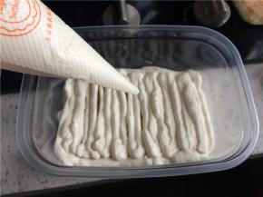 淡奶油加糖打发，用裱花袋均匀地挤上一层打发的奶油，最好先在四周挤上一圈再挤中间