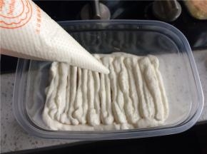 淡奶油加糖打发，用裱花袋均匀地挤上一层打发的奶油，最好先在四周挤上一圈再挤中间