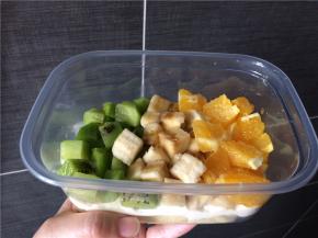 在奶油上铺一层水果，水果铺一层就好，因为还要放两层，太厚的话会盖不上盖子。水果也是先摆好最外层的再摆中间，这样成品的层次才漂亮