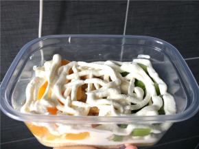 铺好的水果再挤上一层奶油