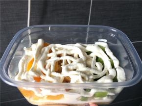 铺好的水果再挤上一层奶油