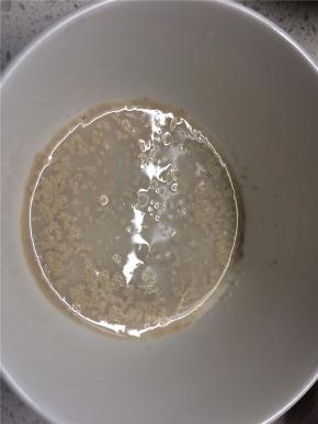 将酵母放进30g温水中，静置5分钟活化