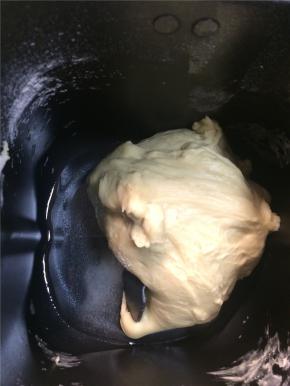 一次和面结束后加入盐和黄油，再次启动和面程序