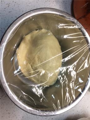 和面结束后，取出面团放在盆里，封上保鲜膜，放温暖处发酵至两倍大