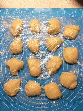 发酵好的面团手揉排气后，分成大小均匀的小剂子，用保鲜膜盖着松弛15分钟