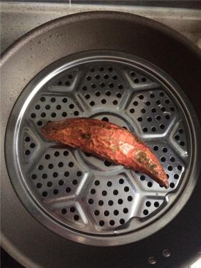 红薯洗净上蒸锅蒸熟