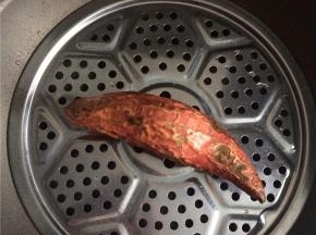 红薯洗净上蒸锅蒸熟