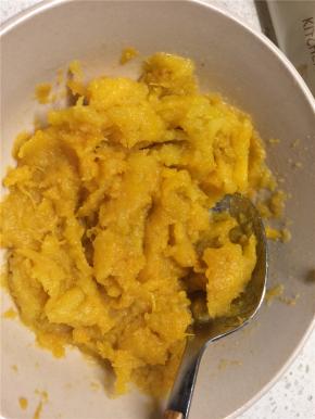 趁热去皮，用勺子压成红薯泥
