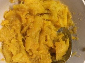 趁热去皮，用勺子压成红薯泥