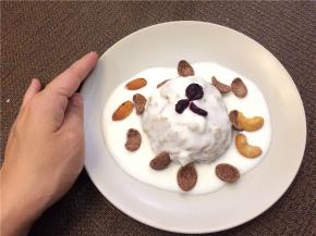 将红薯整成球形，淋上酸奶，撒上喜欢的坚果和干果即可