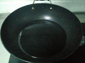 少许水，大火烧热