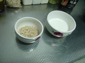 在稍微的间隙准备好燕麦和牛奶，牛奶用袋装的一包就可以。