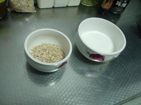 在稍微的间隙准备好燕麦和牛奶，牛奶用袋装的一包就可以。
