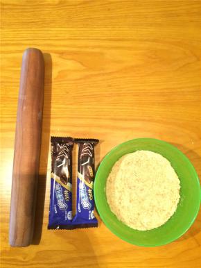 准备酸奶和饼干，饼干用手头有的就行，我用了手指饼和奥利奥威化。用擀面杖把手指饼碾碎，奥利奥威化直接隔着包装袋擀碎就可以了