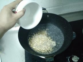 水沸后将准备好的燕麦倒进水里。