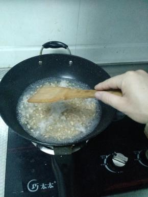 用铲子或筷子稍微搅拌，然后盖上锅盖大火煮6分钟