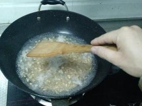 用铲子或筷子稍微搅拌，然后盖上锅盖大火煮6分钟