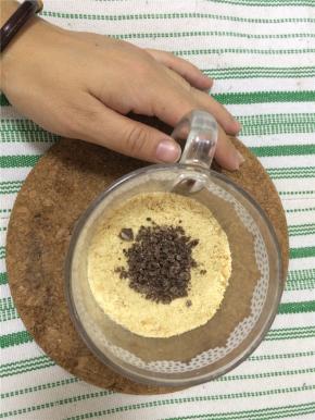 一层饼干碎一层酸奶，直至杯子的三分之二，最上面一层可以用饼干碎摆个图案或造型。放冰箱冷藏4个小时即可享用。