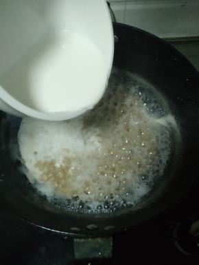 用勺子尝尝，燕麦煮烂后便可以倒入牛奶，稍微搅拌便可关火出锅。