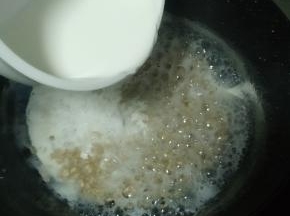 用勺子尝尝，燕麦煮烂后便可以倒入牛奶，稍微搅拌便可关火出锅。