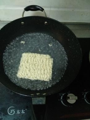 水烧开后将面饼放入锅中，盖上盖子煮两分钟