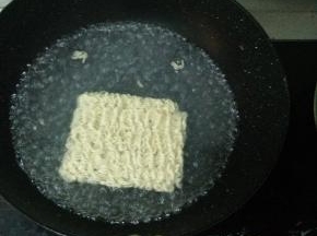 水烧开后将面饼放入锅中，盖上盖子煮两分钟