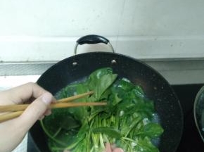 面饼煮散后把洗干净的菠菜放进锅里，用筷子稍微搅拌一下，然后盖上锅盖继续煮三分钟左右。