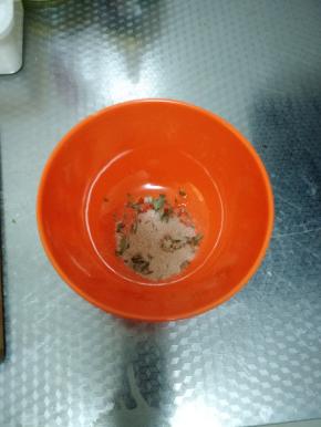 在煮面的间隙把调味包都打开倒进碗里备用，将水煮蛋切开。