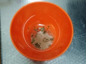 在煮面的间隙把调味包都打开倒进碗里备用，将水煮蛋切开。