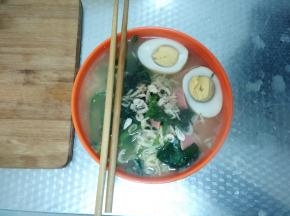 用筷子尝尝面条的软硬，去生后就可出锅了，面条和菜夹进碗里，倒上热汤冲开碗底的调料，用筷子稍微搅拌，让后撒上虾米，放上切好的水煮蛋。