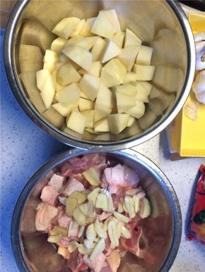 鸡腿洗净剁小块，大蒜、姜切片和鸡块放在一个略深的盆中，土豆去皮切小块放在另一个盆里