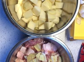 鸡腿洗净剁小块，大蒜、姜切片和鸡块放在一个略深的盆中，土豆去皮切小块放在另一个盆里