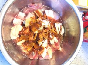 确保每块鸡肉都裹上厚厚的料汁，同时留一小部分料汁拌入土豆中。