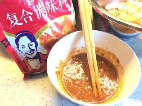 根据鸡肉的量，将腌料和水按比例调成料汁倒入鸡腿中拌匀