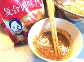 根据鸡肉的量，将腌料和水按比例调成料汁倒入鸡腿中拌匀