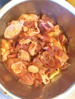 在鸡腿肉中加入一勺食用油拌