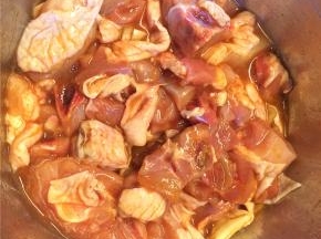 在鸡腿肉中加入一勺食用油拌