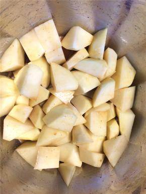 ，在土豆中加入盐和孜然拌匀，二者均静置腌制20分钟