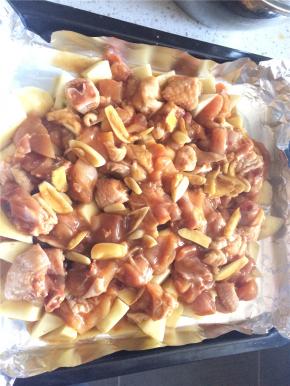 然后将鸡腿均匀地铺在土豆上