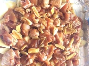 然后将鸡腿均匀地铺在土豆上