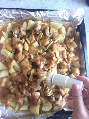 中间烤到15分钟时，取出烤盘，在表层再刷一层薄油再继续放入烤箱。