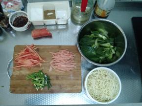 青菜洗干净，胡萝卜和香肠切丝，小葱切段儿，蒸面用碗装好。