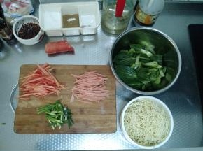 青菜洗干净，胡萝卜和香肠切丝，小葱切段儿，蒸面用碗装好。