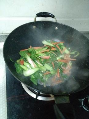 不断翻炒，到青菜开始略微变软。