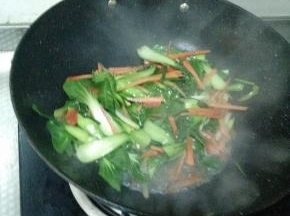 不断翻炒，到青菜开始略微变软。